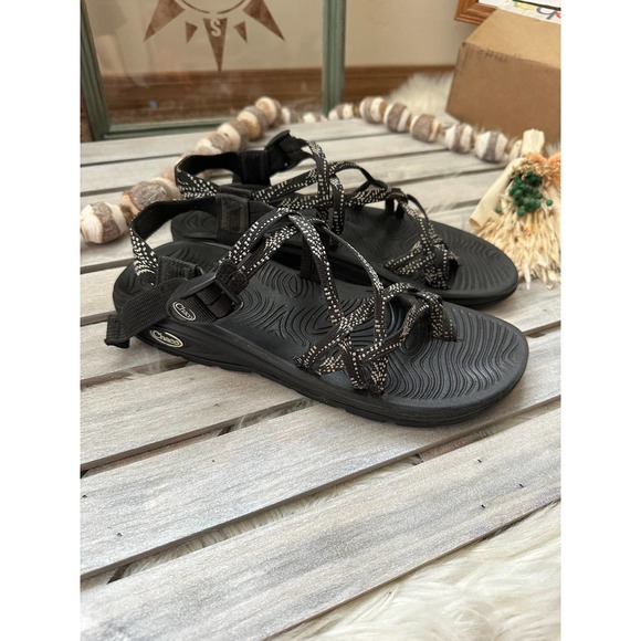 black strappy chacos